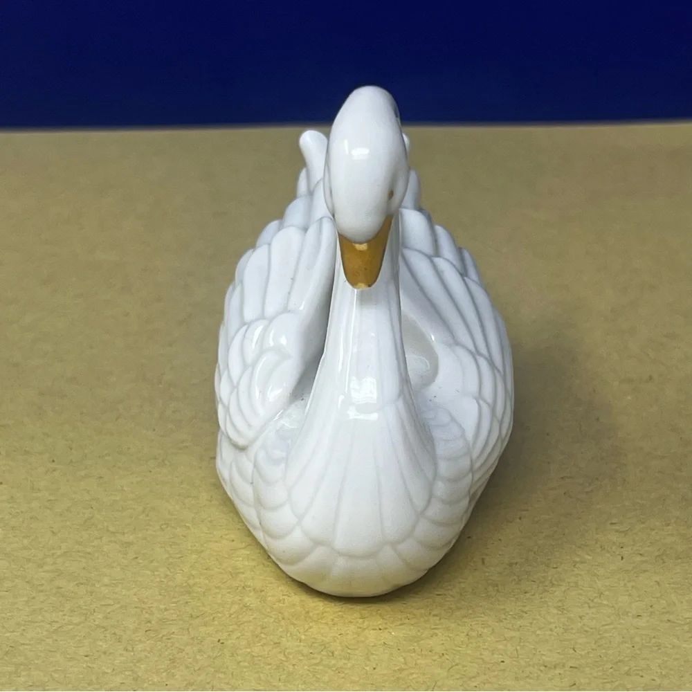 Lenox Porcelain 3” Swan Wedding cake topper/place setting holder 24k gold beak - Picture 2 of 10